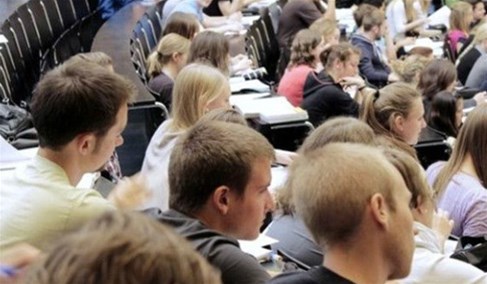 “留学生每年为英国经济贡献23亿镑” - BBC 英伦网