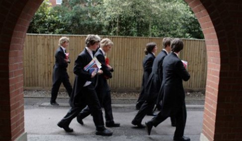 校长批评私校过于注重学生考试成绩